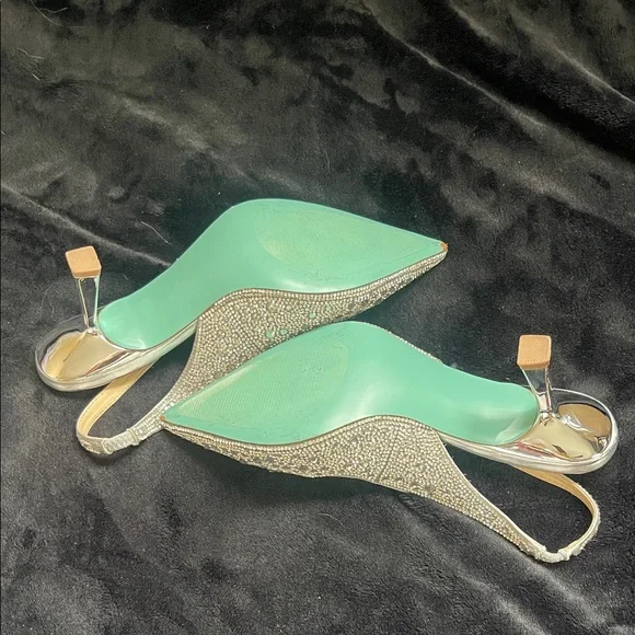 Elegant Silver Slingback Heels - Picture 5 of 6